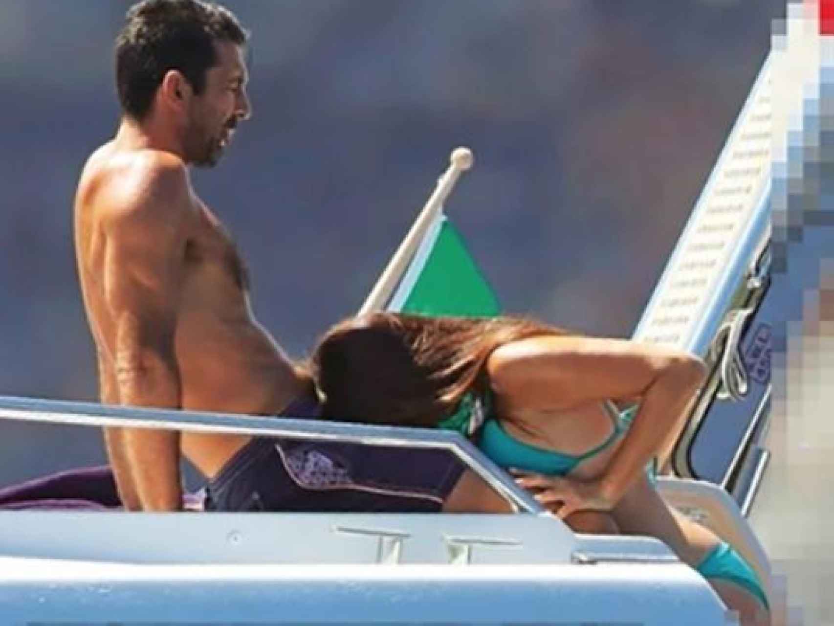 Gianluigi Buffon, pillado en un yate ¿practicando sexo?