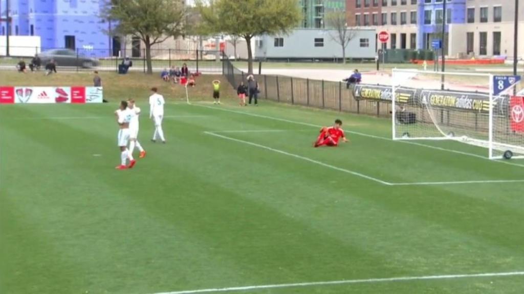 Los jugadores del Juvenil C lamentan un gol encajado