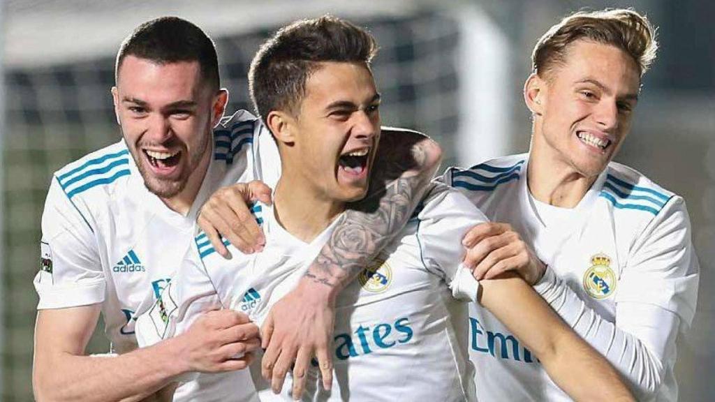 Manu Hernando, Reguilón y Dani Gómez celebran un gol con el Castilla