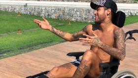 Neymar, en seilla de ruedas. Foto. Instagram (@neymarjr)