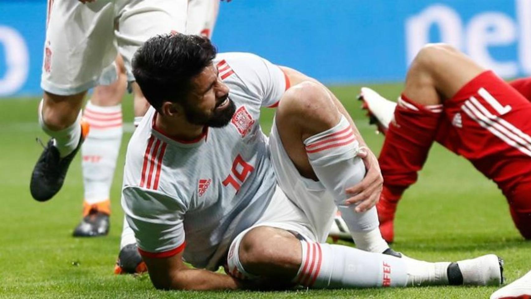 Costa se duele de un golpe en su primer gol.  Foto:Facebook (@SeFutbol).