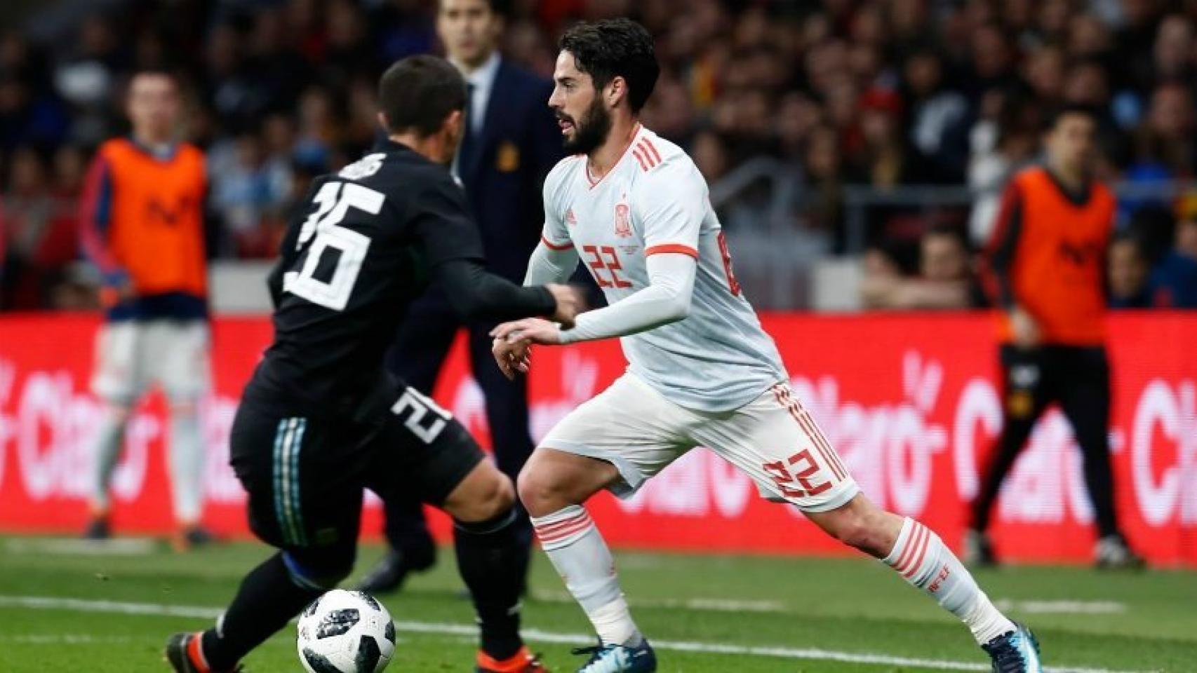 Isco ante Argentina. Foto: Facebook (@SeFutbol).