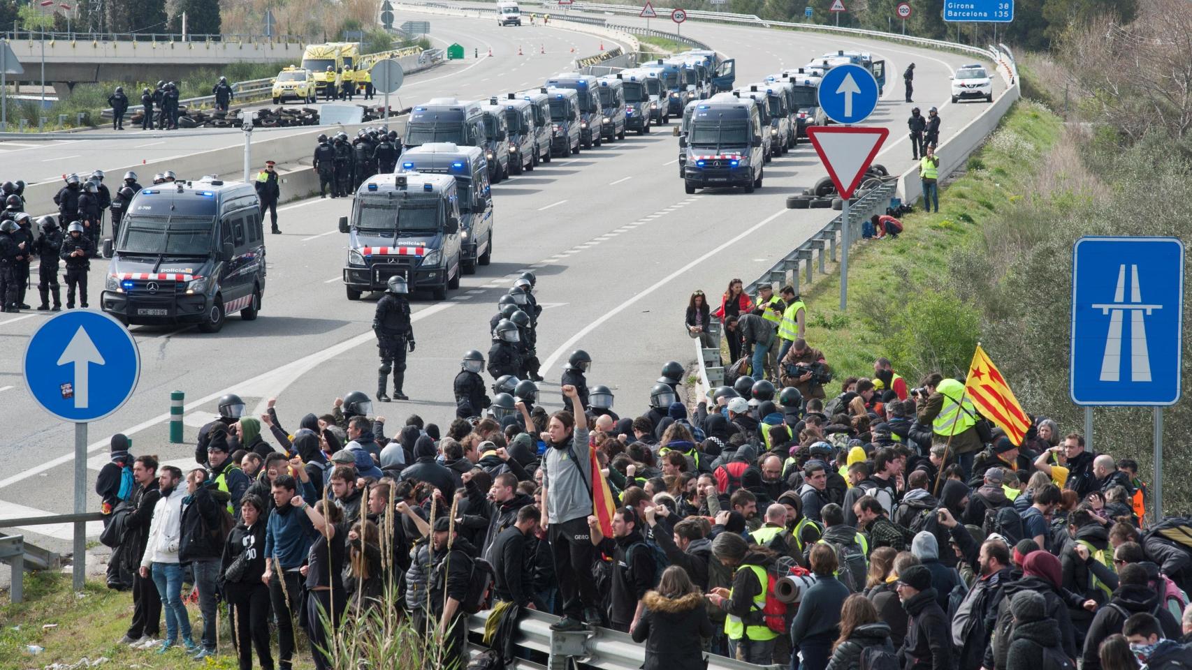 Los Mossos empiezan a desalojar a los independentistas que cortan la AP-7