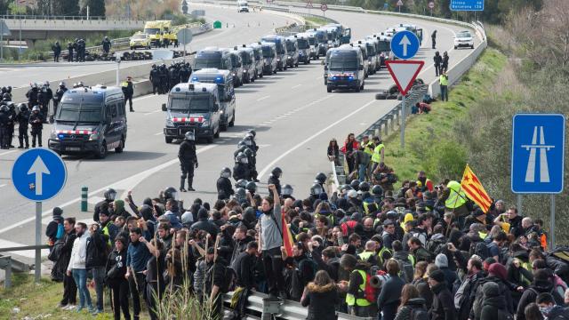 Los Mossos empiezan a desalojar a los independentistas que cortan la AP-7