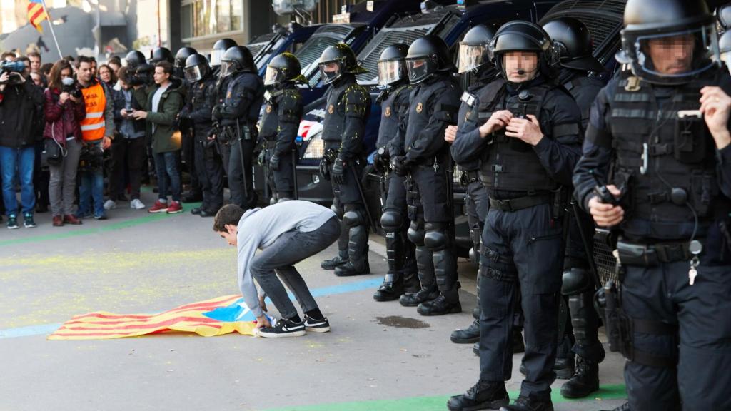 Miembros de CDR se concentran alrededor de la Estación de Sants de Barcelona