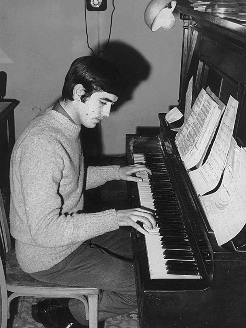 Serrat, al piano, cuando su carrera empezaba.