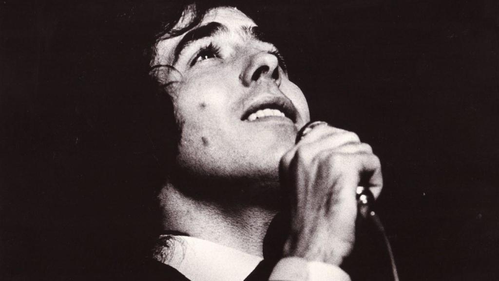 El joven Serrat, durante un concierto.