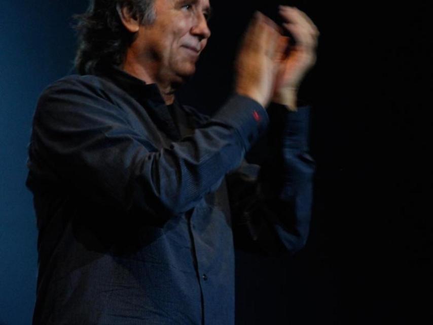 Joan Manuel Serrat agradece los aplausos del público.