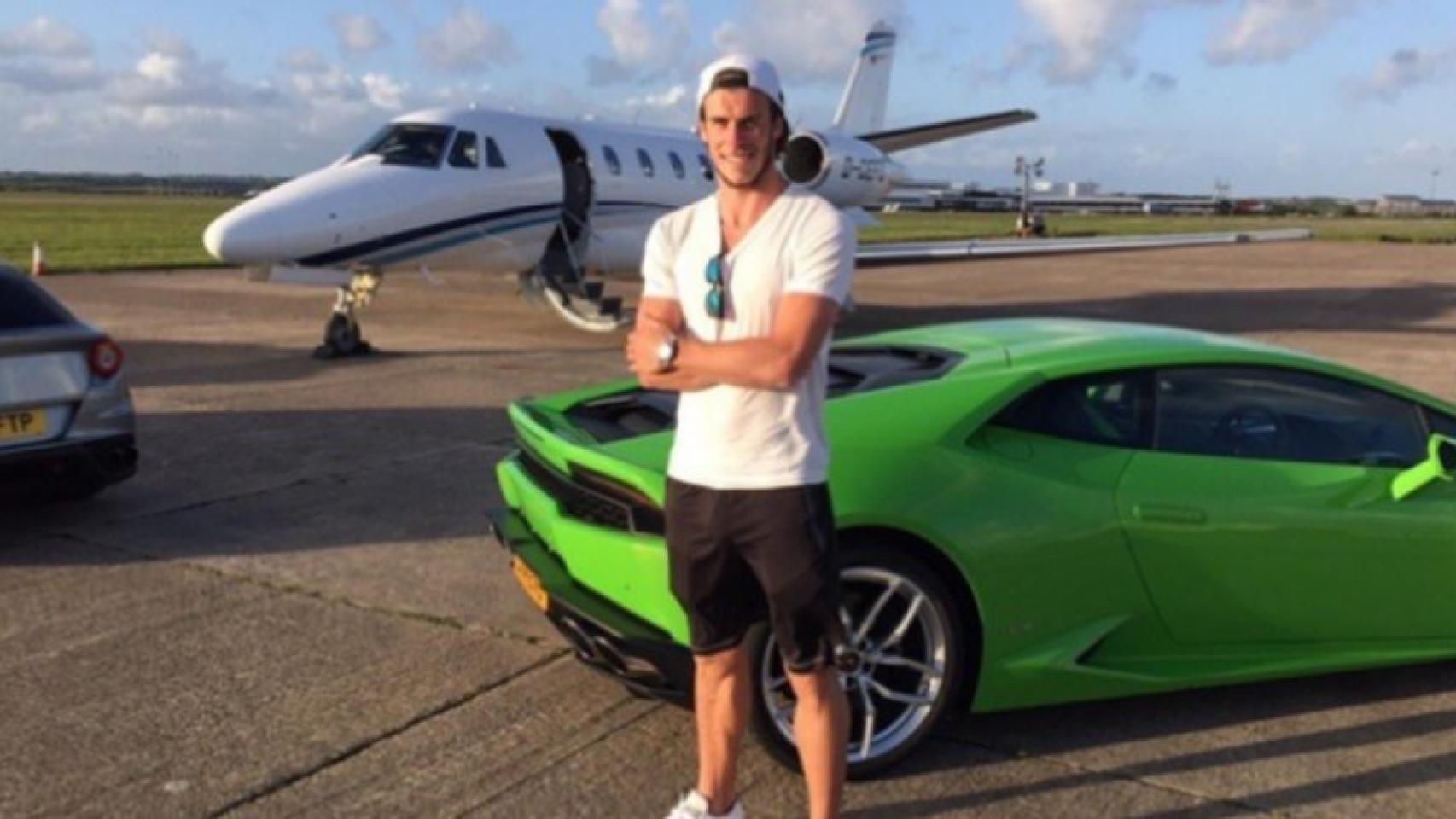 Gareth Bale junto a sus coches. Foto: Instagram (@garethbale11)