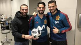 Isco, con el balón del hat-trick firmado, junto a Nacho y Carvajal. Foto. Instagram (@nachofi1990)
