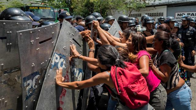 Los familiares se enfrentan a la policía a las puertas de la comisaría de Carabobo.