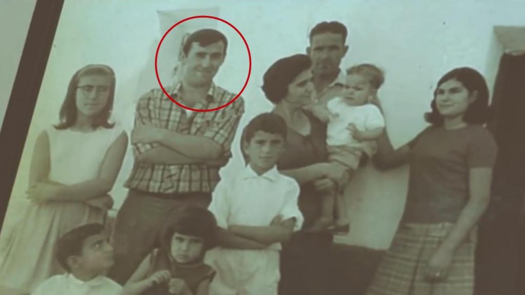 Miguel Elola, con la familia de Letur, en una foto extraída del vídeo `Conversaciones con mi abuela´.