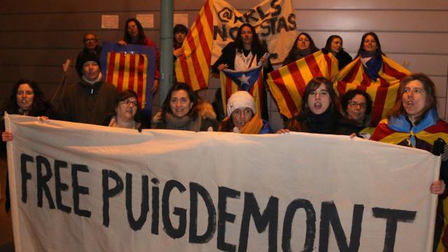 Un grupo de personas protesta frente a la prisión de Neumuenster por la detención de Puigdemont.