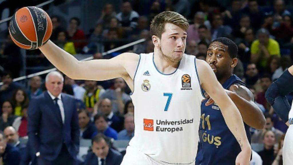 Luka Doncic ante un rival del Fenerbahçe. Imagen (acb.com)