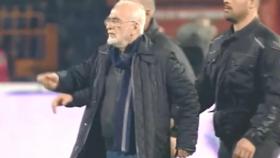 El presidente del PAOK asalta el campo y amenaza con una pistola