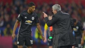 Mourinho hablando con Rashford durante un partido. Foto: Twitter (@ManUTD).