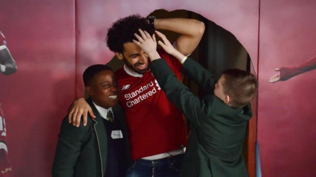 Salah sorpende a unos niños. Foto. Twitter (@22mosalah)