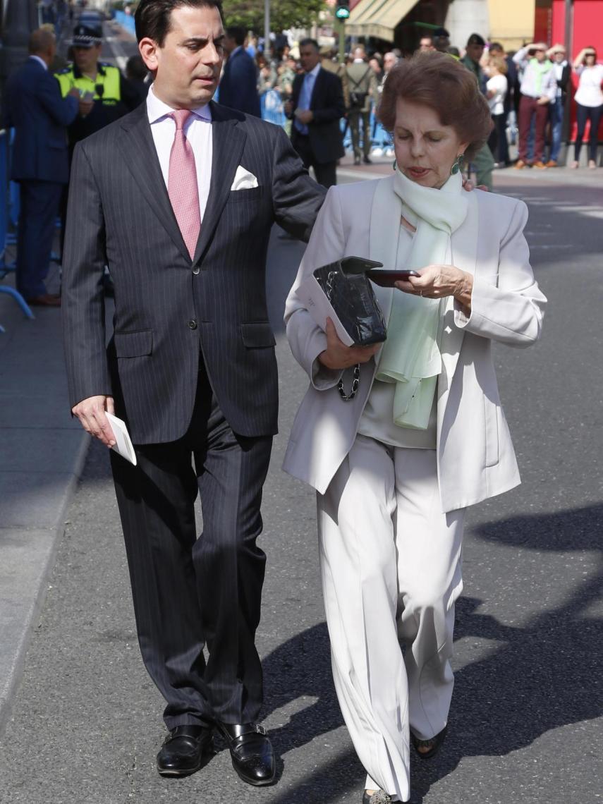 Gonzalo Vargas Llosa y su madre, Patricia Llosa.