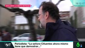 Mariano Rajoy huye de la prensa.