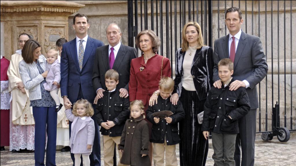 La Familia Real en el posado de la misa de Pascua de 2008. GTRES.