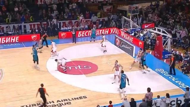 Luka Doncic anota la canasta definitiva en el último segundo.