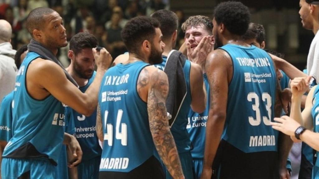 Los jugadores celebran el triunfo en Belgrado junto a Doncic. Foto: (euroleague.net)