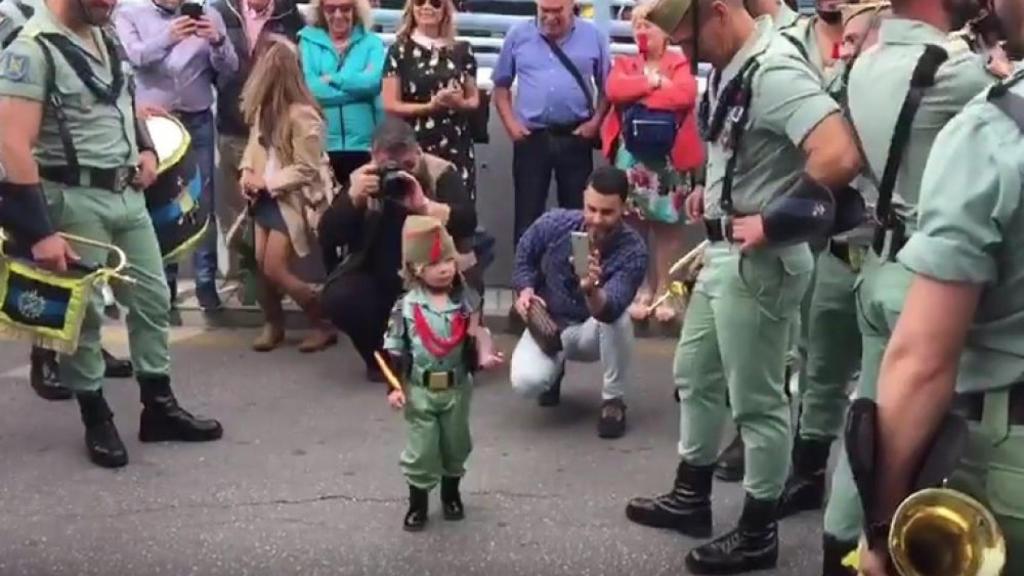 El pequeño joven, en plena actuación.