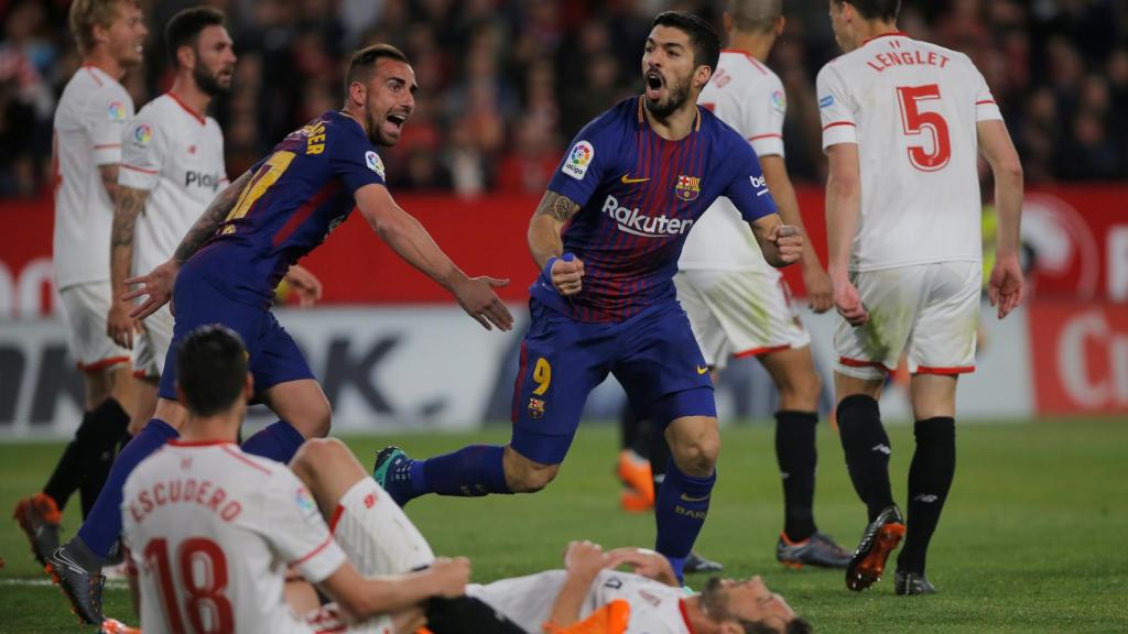 Luis Suárez celebra su gol en el Pizjuán.