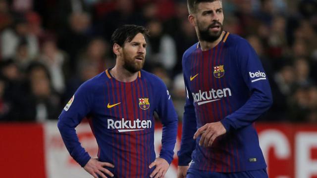 Messi y Piqué, cabizbajos en el partido ante el Sevilla.