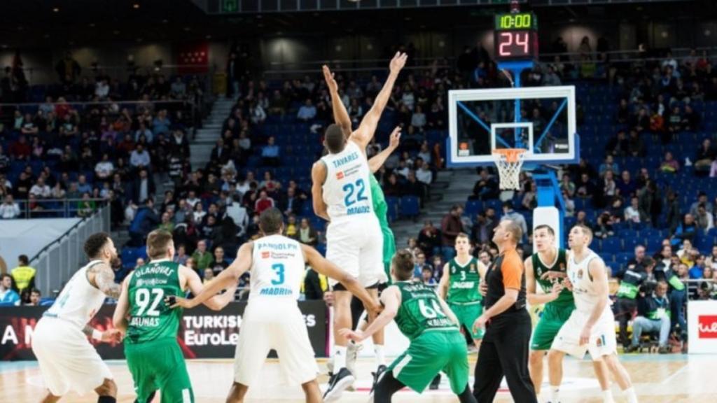 Salto inicial entre Real Madrid y Zalgiris Kaunas. Foto: Twitter (@bczalgiris)