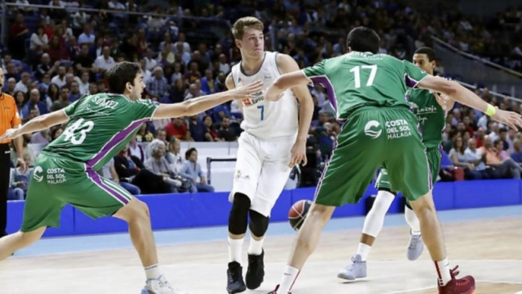 Luka Doncic evita a dos rivales del Unicaja. Foto: acb.com