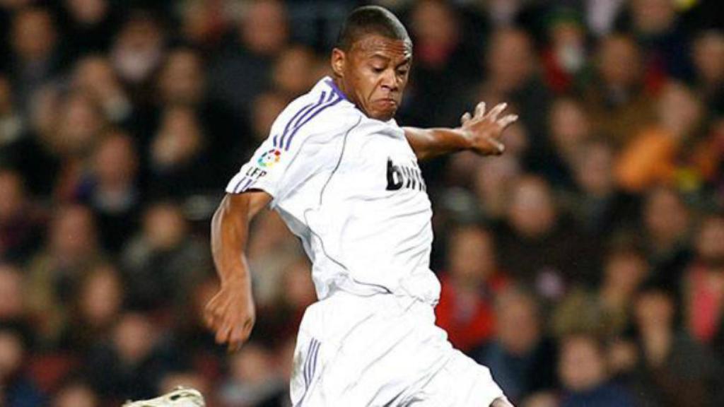 Julio Baptista en un Clásico