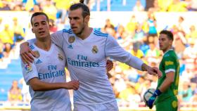 Gareth Bale celebra con Lucas Vázquez uno de sus dos goles a Las Palmas