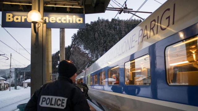 Un agente de Policía, en un andén de la estación de Bardonecchia (Italia).