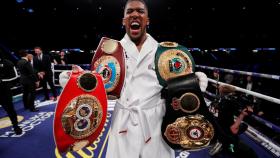 Anthony Joshua con sus cuatro cinturones de campeón tras derrotar a Joseph Parker.