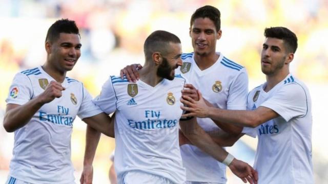 Los jugadores del Madrid felicitan a Benzema por su gol