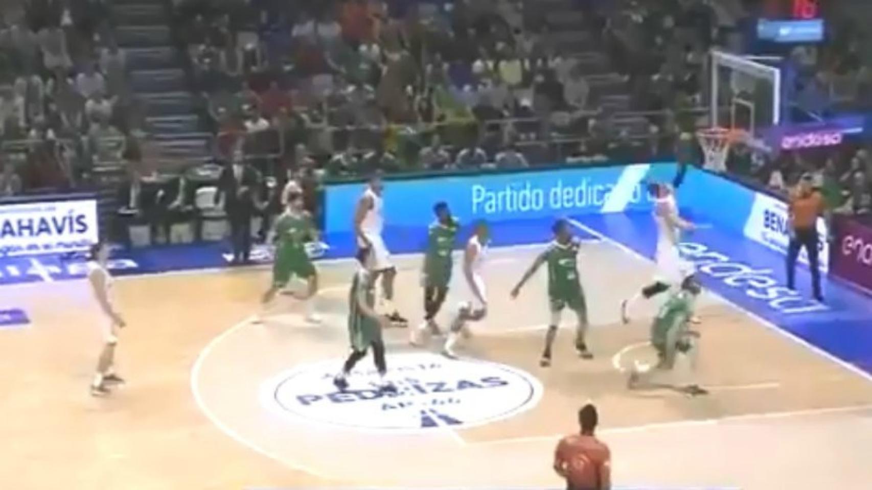 Doncic anota frente al Unicaja