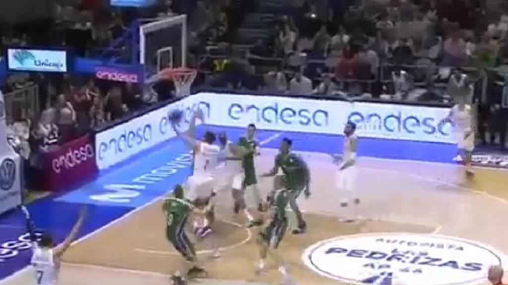 Causeur anota la canasta decisiva ante Unicaja para ganar el partido.