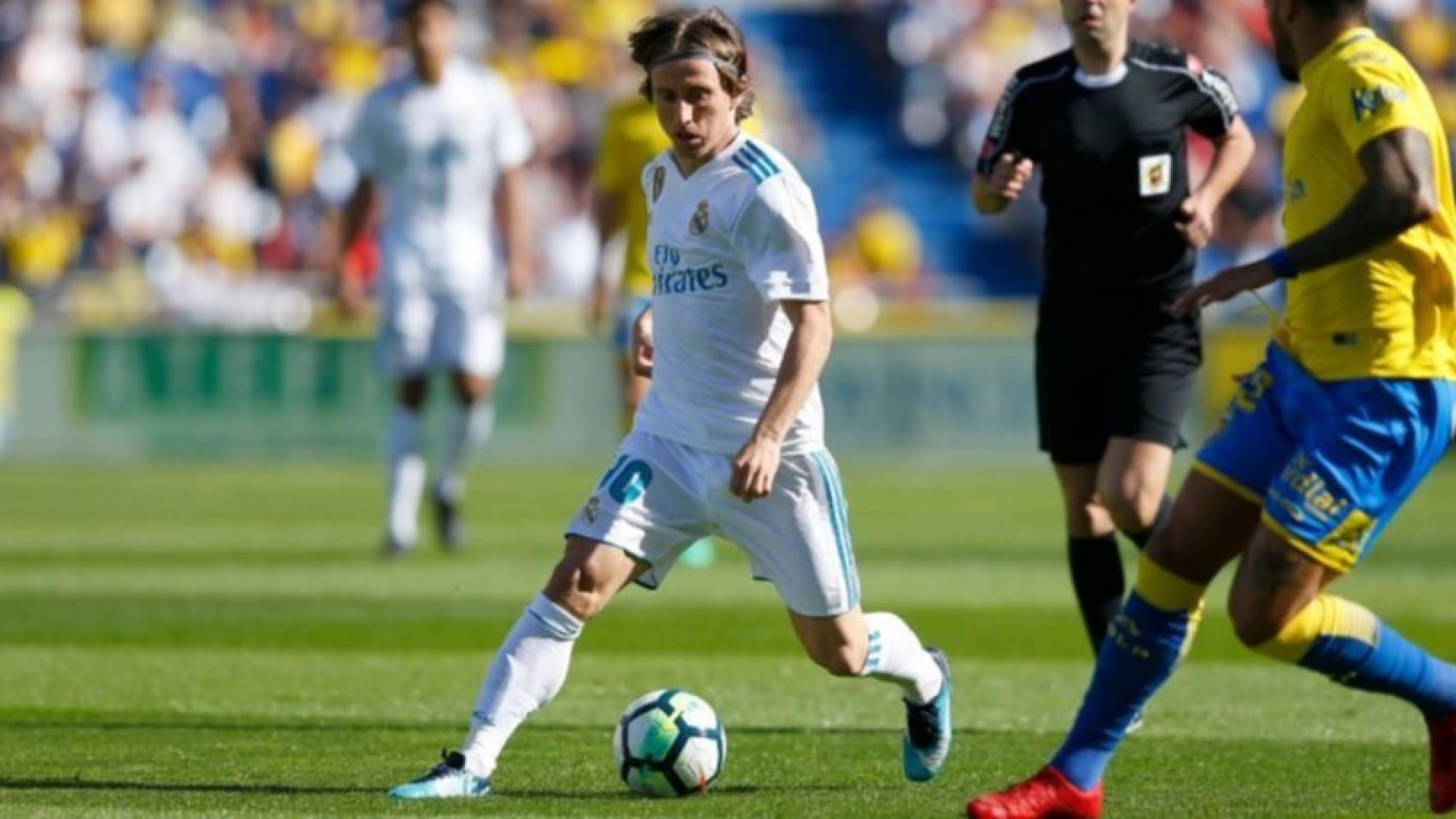 Modric conduce el balón en el estadio Gran Canaria