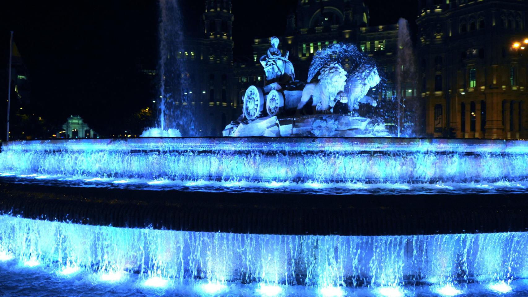 La fuente de la diosa Cibeles, iluminada de azul el 2 de abril de 2017.