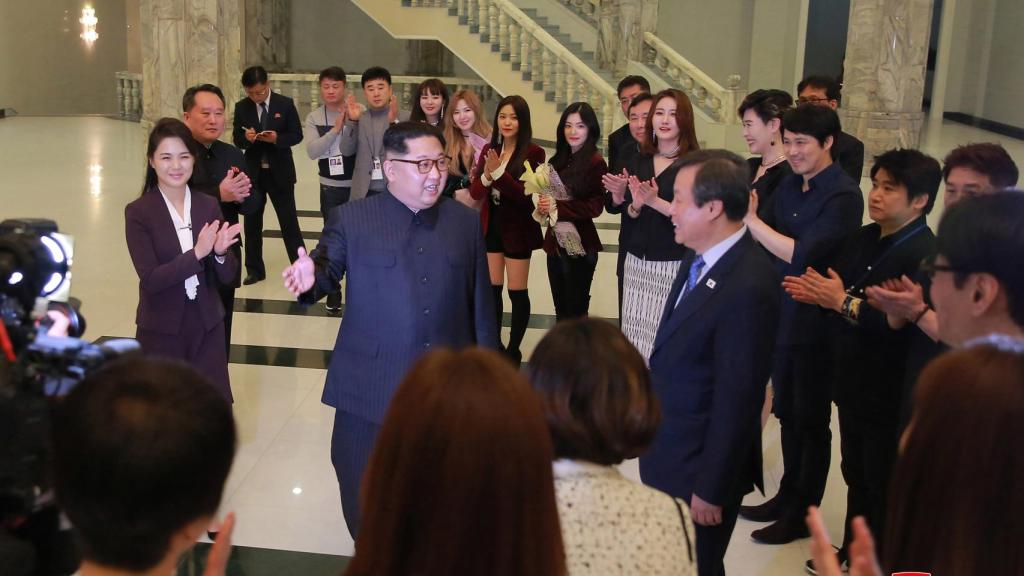 El líder de Corea del Norte saluda a los artistas del concierto.