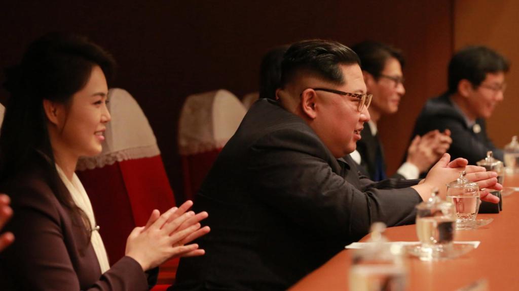 Kim Jong-un y su mujer, Ri Sol Ju,  asistiendo al concierto.