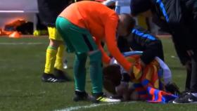 Los benjamines del Barcelona consuelan a los jugadores del Real Madrid.