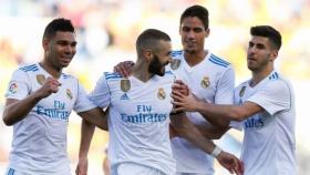 Los jugadores del Madrid felicitan a Benzema por su gol