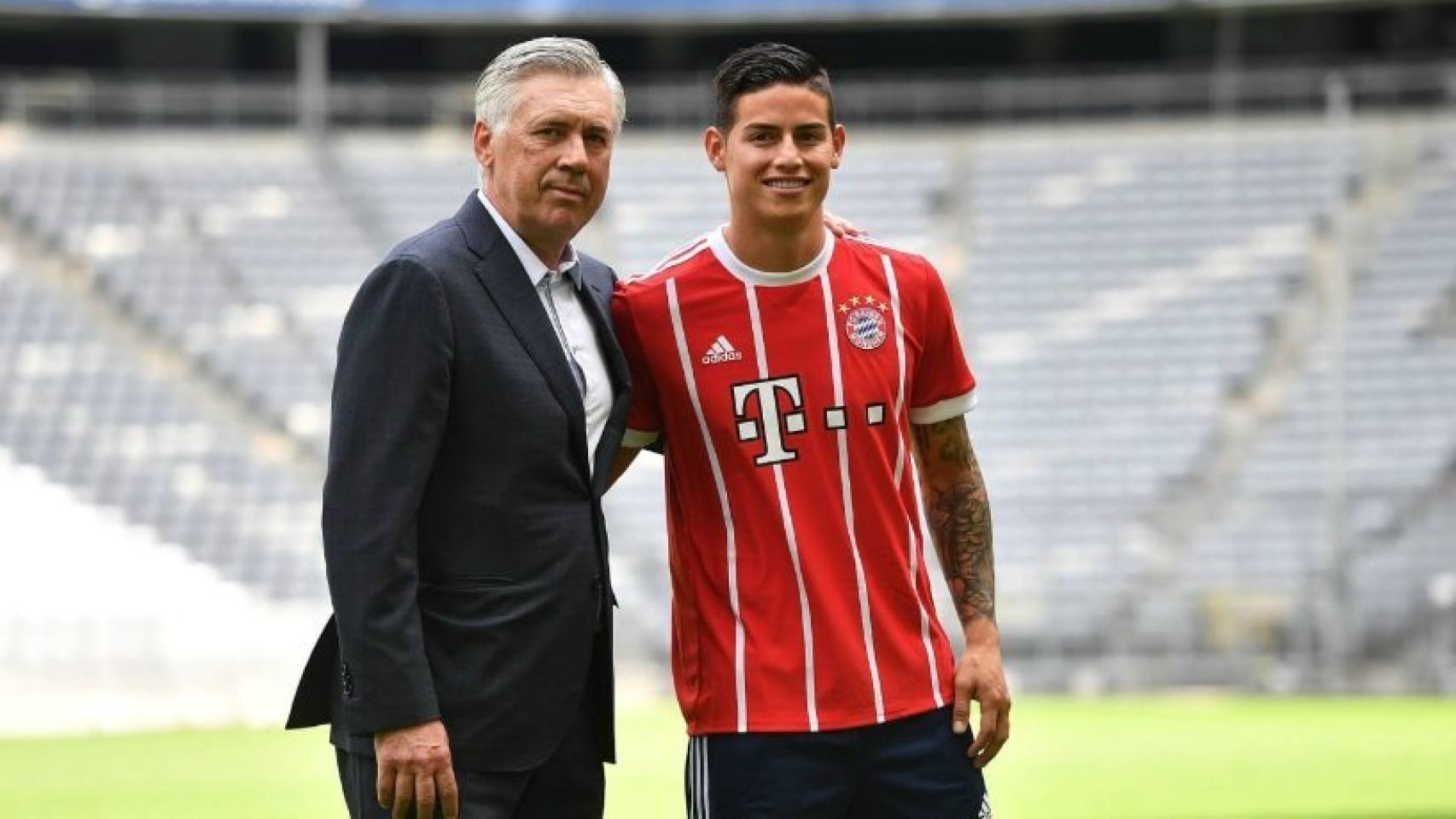 James Rodríguez, junto a Carlo Ancelotti, en su presentación. Foto: fcbayern.com