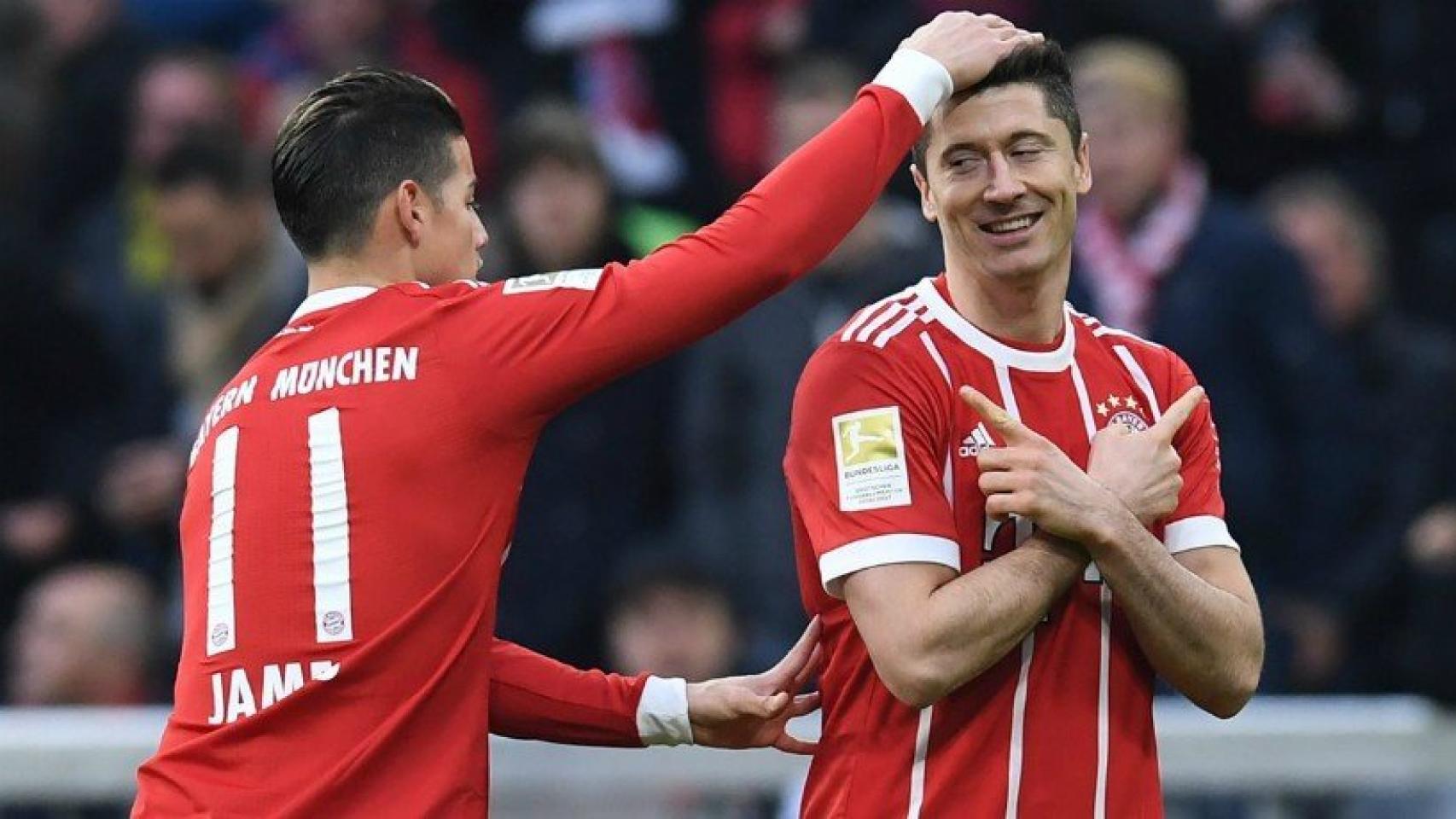 James celebra un gol con Lewandowski. Foto fcbayern.com