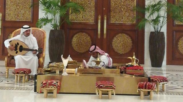 El hall del Ritz con los retratos de la familia real saudí.