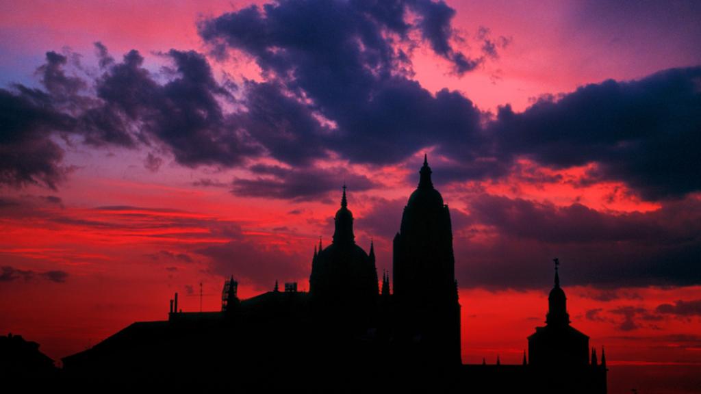 Atardecer cordobés con la catedral perfilando el skyline de la ciudad.