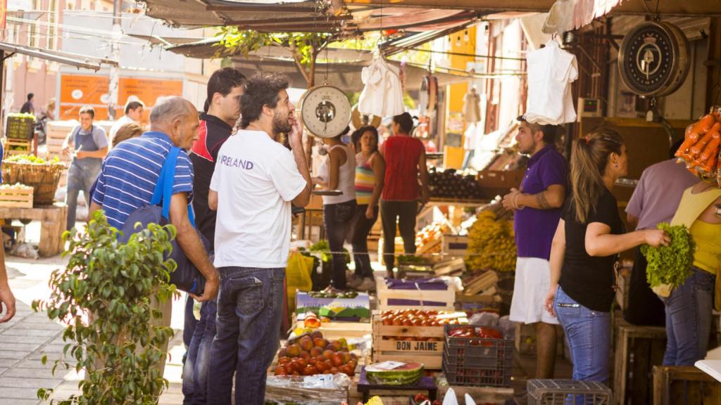 En los mercados callejeros se pueden encontrar todo tipo de productos locales.