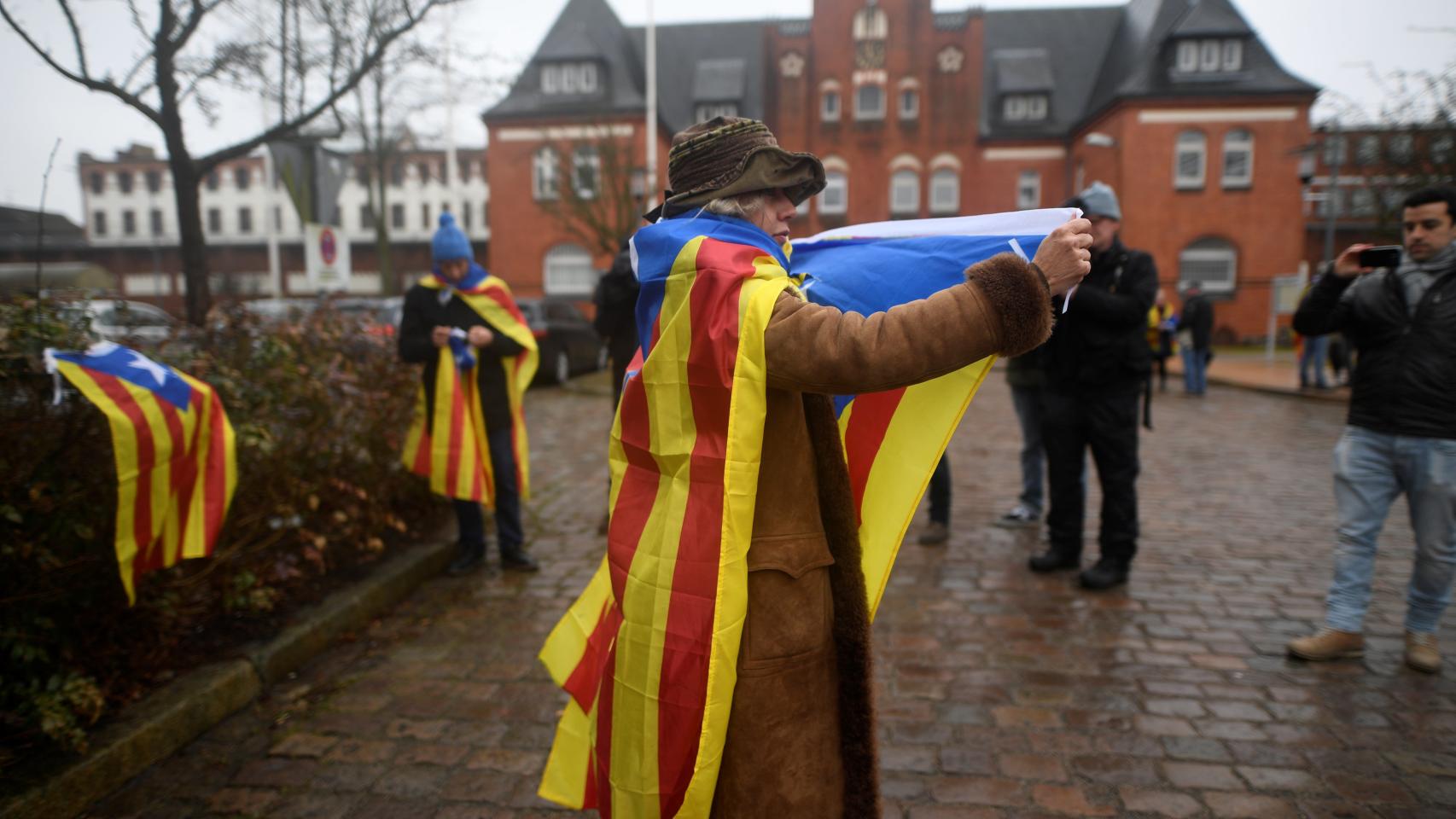 Una mujer sostiene una estelada delante de la cárcel de Neumünster.